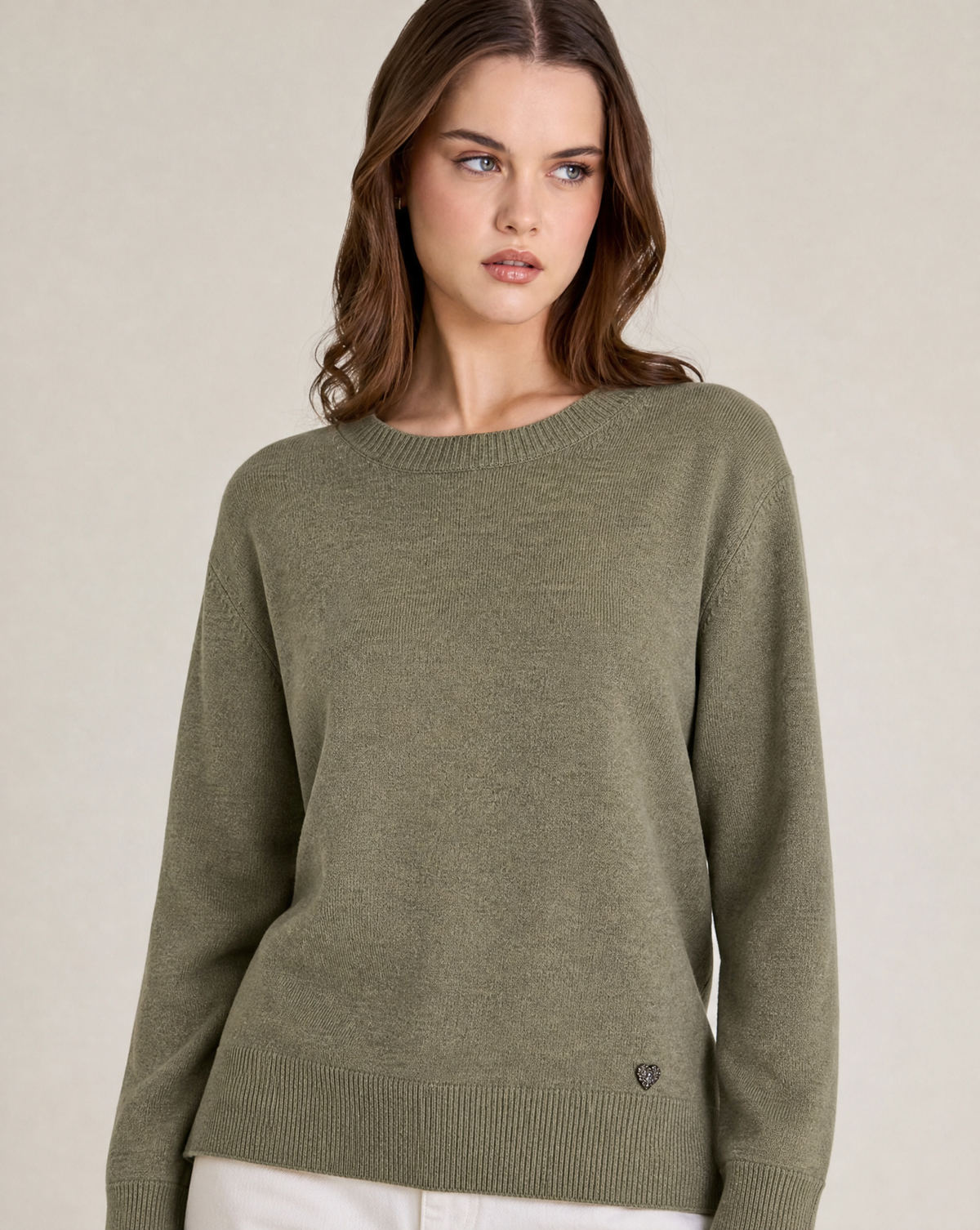 Maglia donna girocollo in misto viscosa con bordi a costine Verde indossata da Polly 2, foto 3