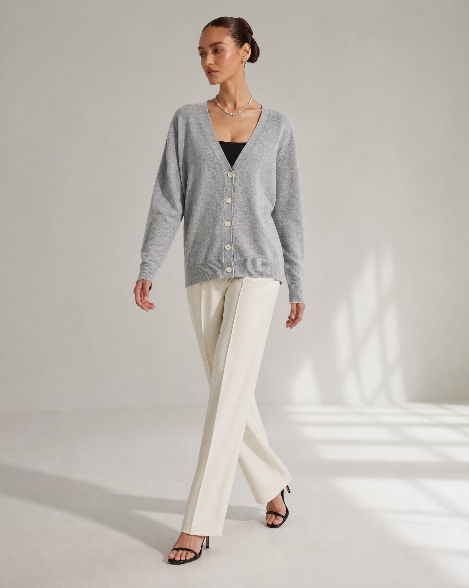 Cardigan n19 16048 Grigio 2 indossato da Polly 6
