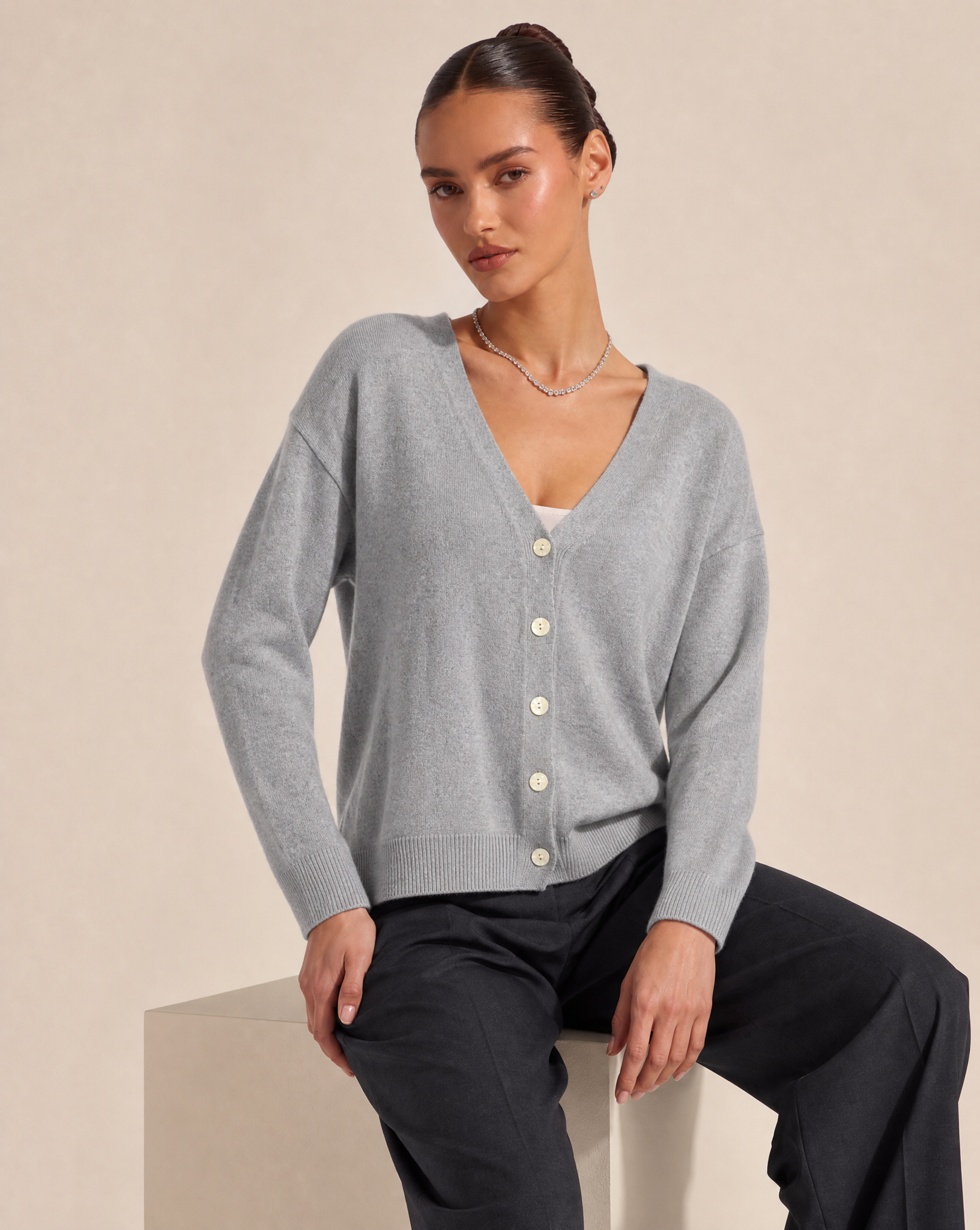 Cardigan n19 16048 Grigio 3 indossato da Polly 6