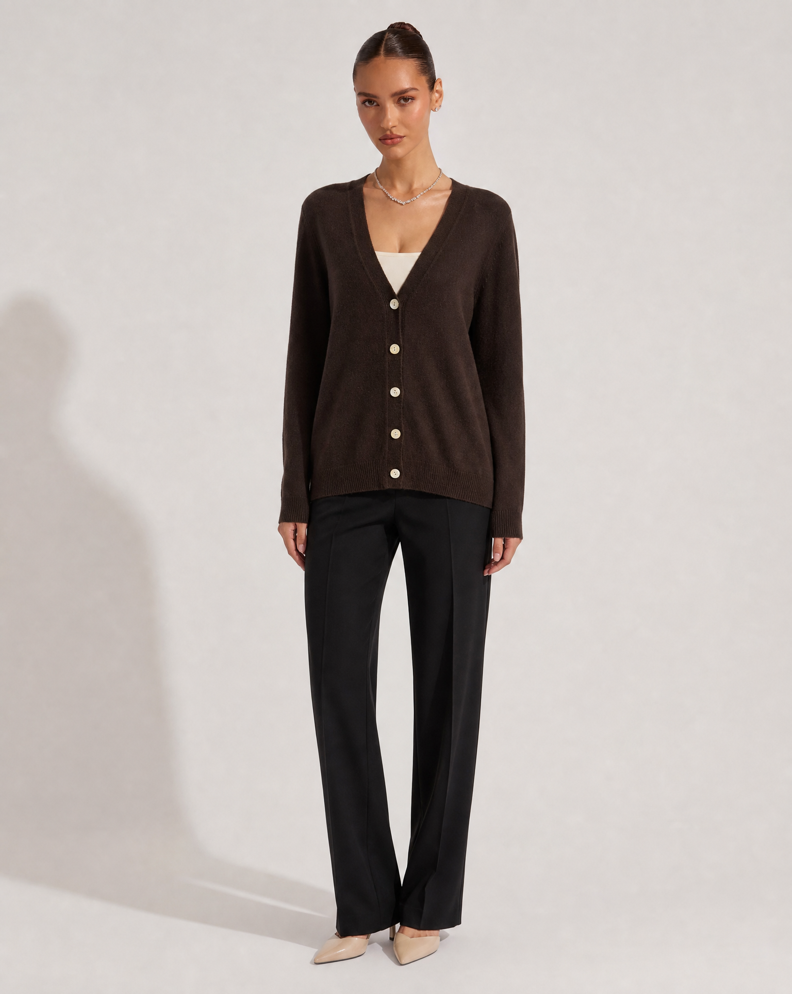 Cardigan n19 16048 Marrone 1 indossato da Polly 6