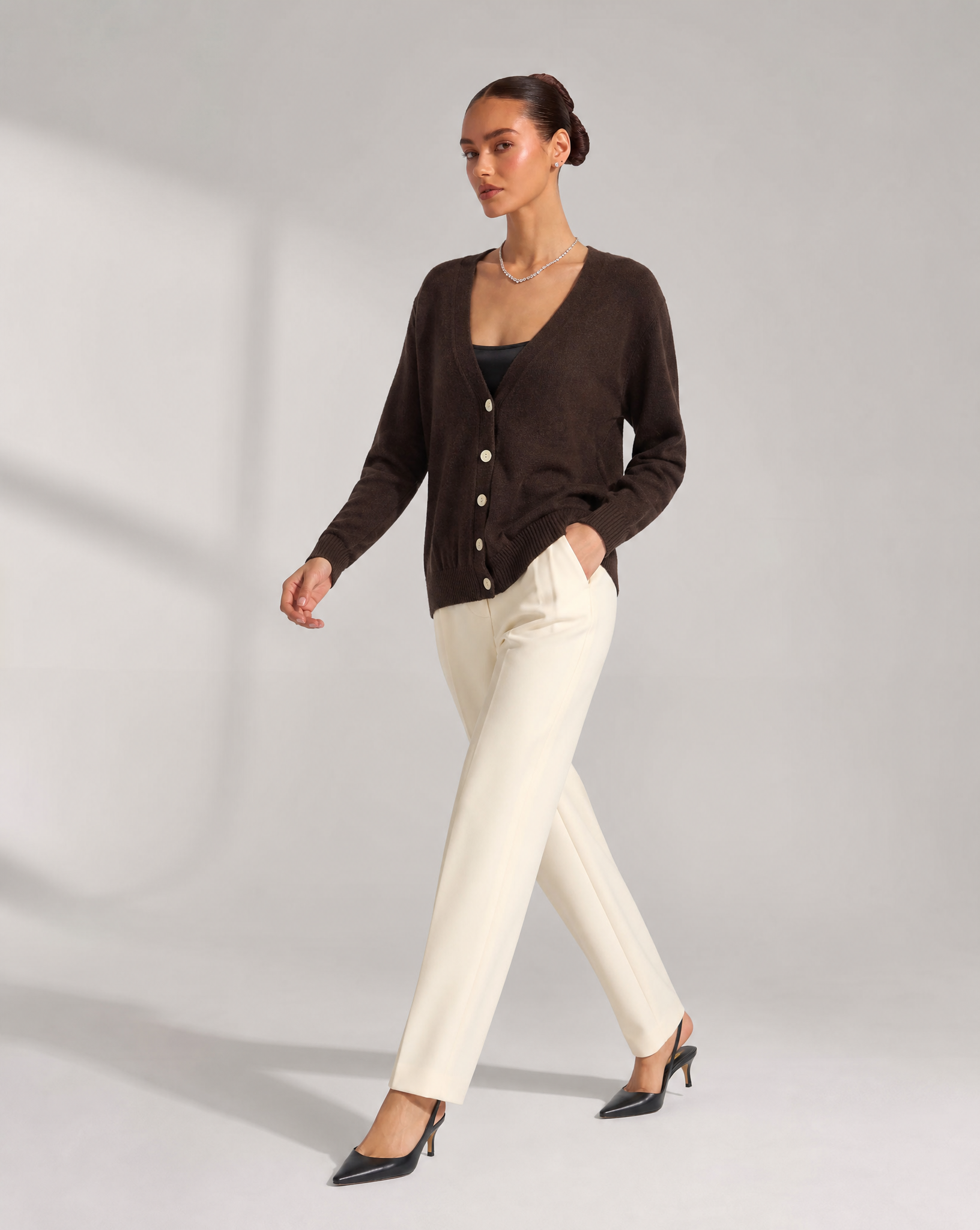 Cardigan n19 16048 Marrone 2 indossato da Polly 6