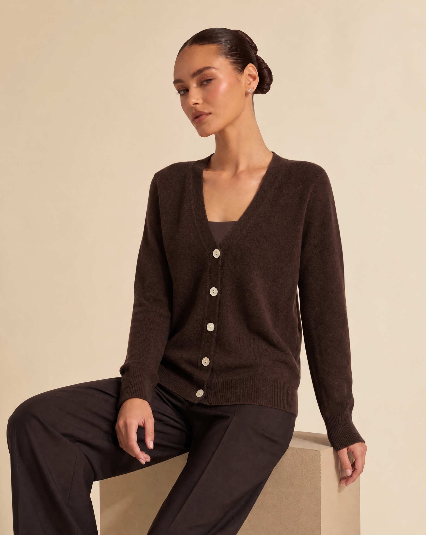 Cardigan n19 16048 Marrone 3 indossato da Polly 6