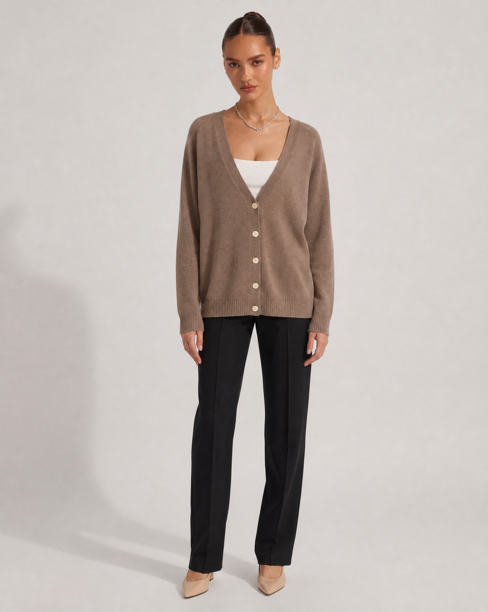 Cardigan n19 16048 Taupe 1 indossato da Polly 6