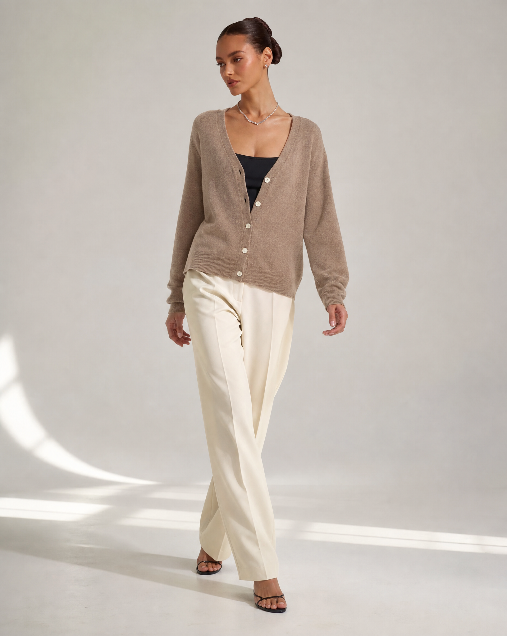 Cardigan n19 16048 Taupe 2 indossato da Polly 6