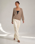 Cardigan n19 16048 Taupe 2 indossato da Polly 6