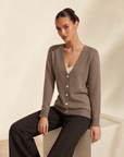 Cardigan n19 16048 Taupe 3 indossato da Polly 6