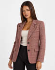 Cardigan modello blazer a quadri Bordeaux con Polly 4 — primo piano a tre quarti