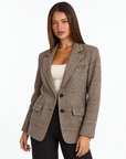 Cardigan modello blazer a quadri Marrone con Polly 4 — primo piano a tre quarti