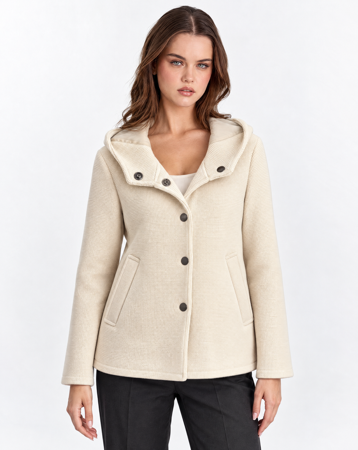 Giacca donna bianco con cappuccio e retro trapuntato indossata da Polly 2 – vista frontale