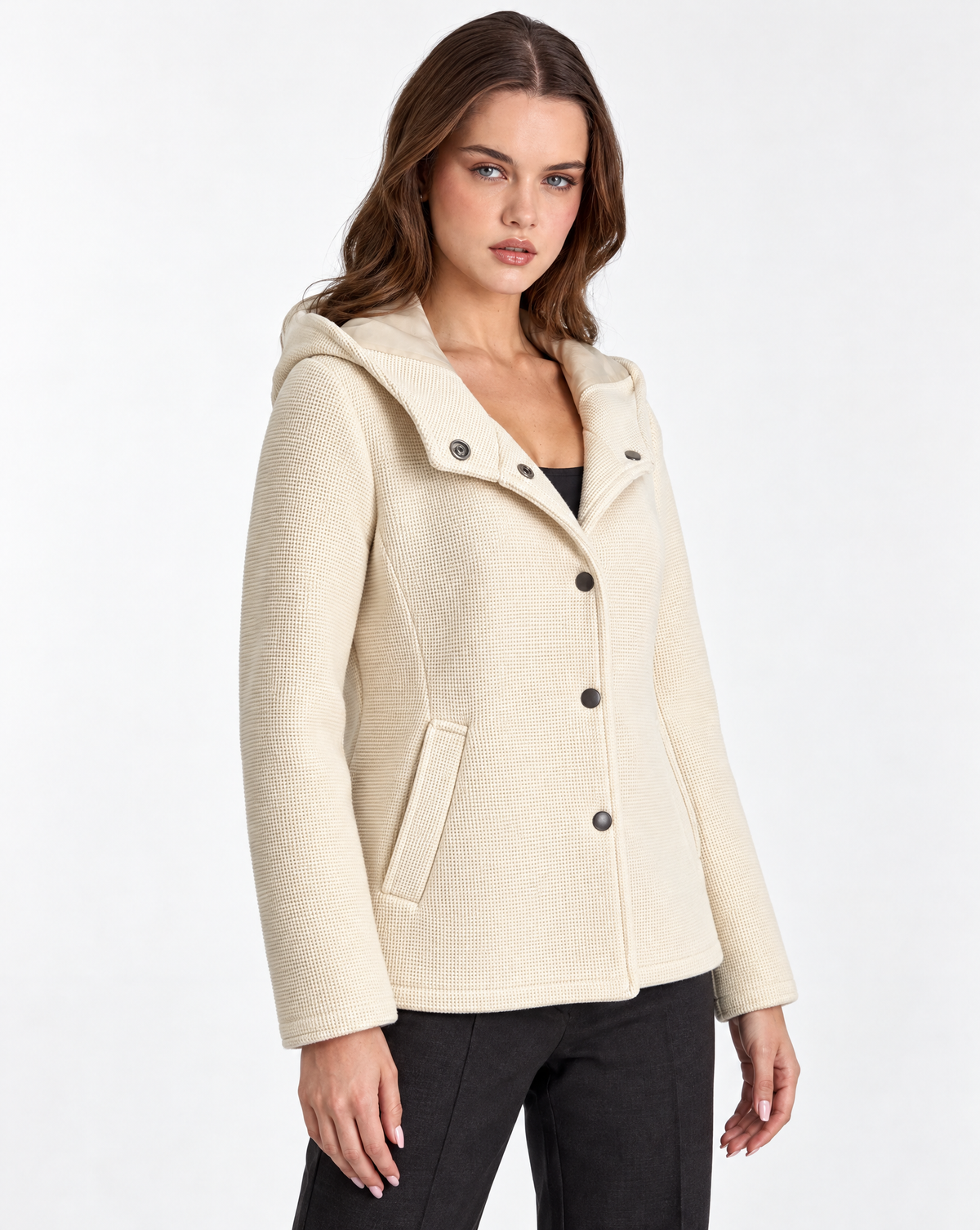 Giacca donna bianco con cappuccio e retro trapuntato indossata da Polly 2 – vista tre quarti