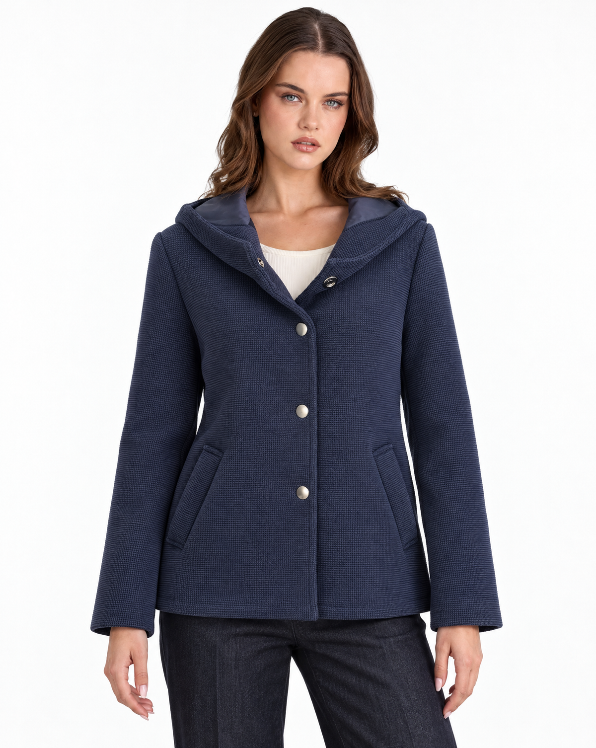 Giacca donna blu con cappuccio e retro trapuntato indossata da Polly 2 – vista frontale