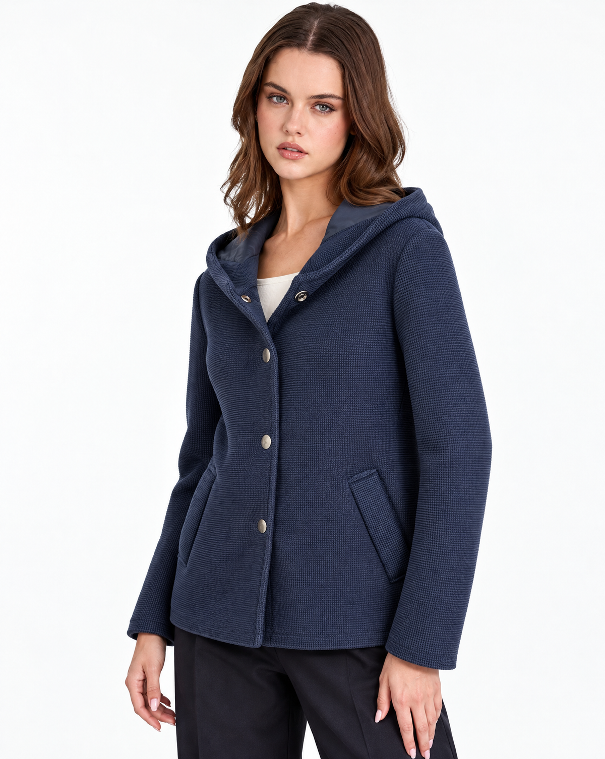 Giacca donna blu con cappuccio e retro trapuntato indossata da Polly 2 – vista tre quarti
