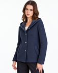 Giacca donna blu con cappuccio e retro trapuntato indossata da Polly 2 – vista tre quarti