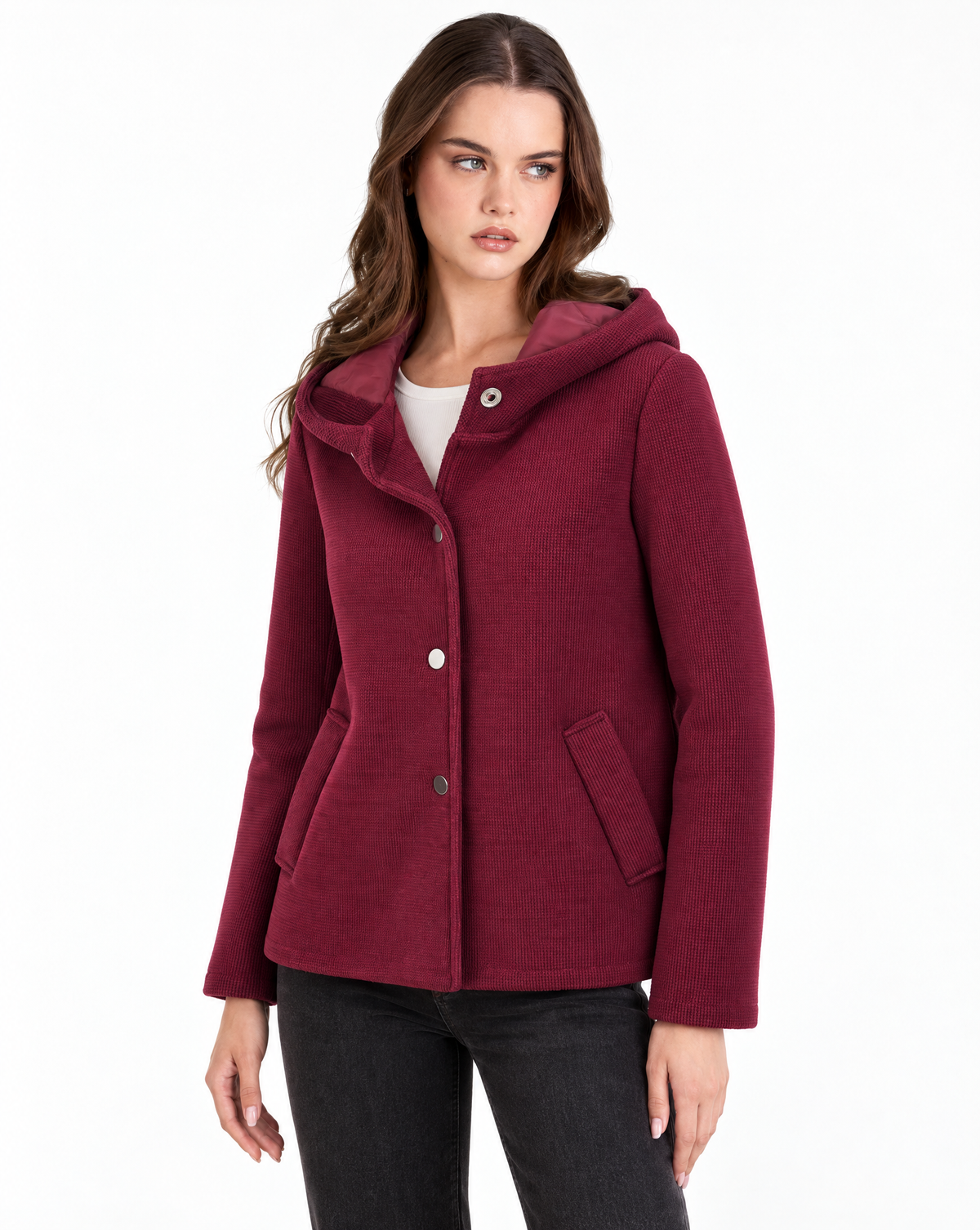 Giacca donna bordeaux con cappuccio e retro trapuntato indossata da Polly 2 – vista tre quarti