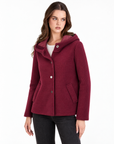 Giacca donna bordeaux con cappuccio e retro trapuntato indossata da Polly 2 – vista tre quarti