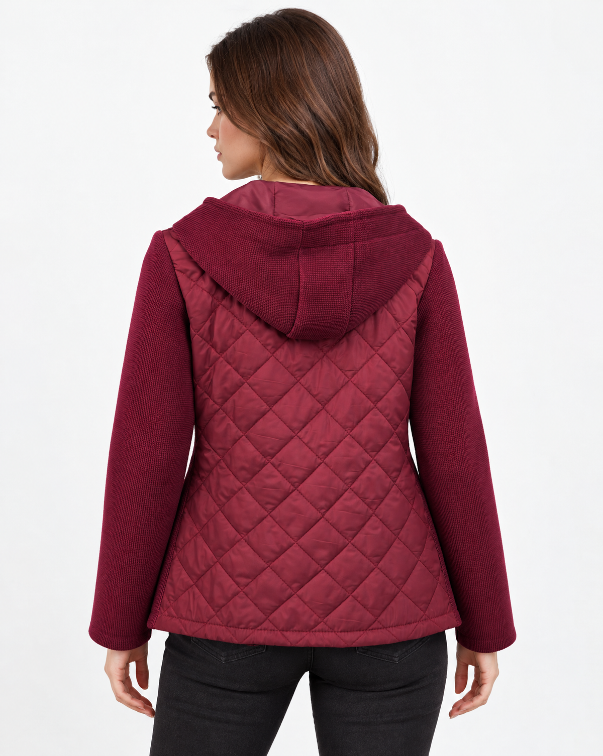 Giacca donna bordeaux con cappuccio e retro trapuntato indossata da Polly 2 – vista retro