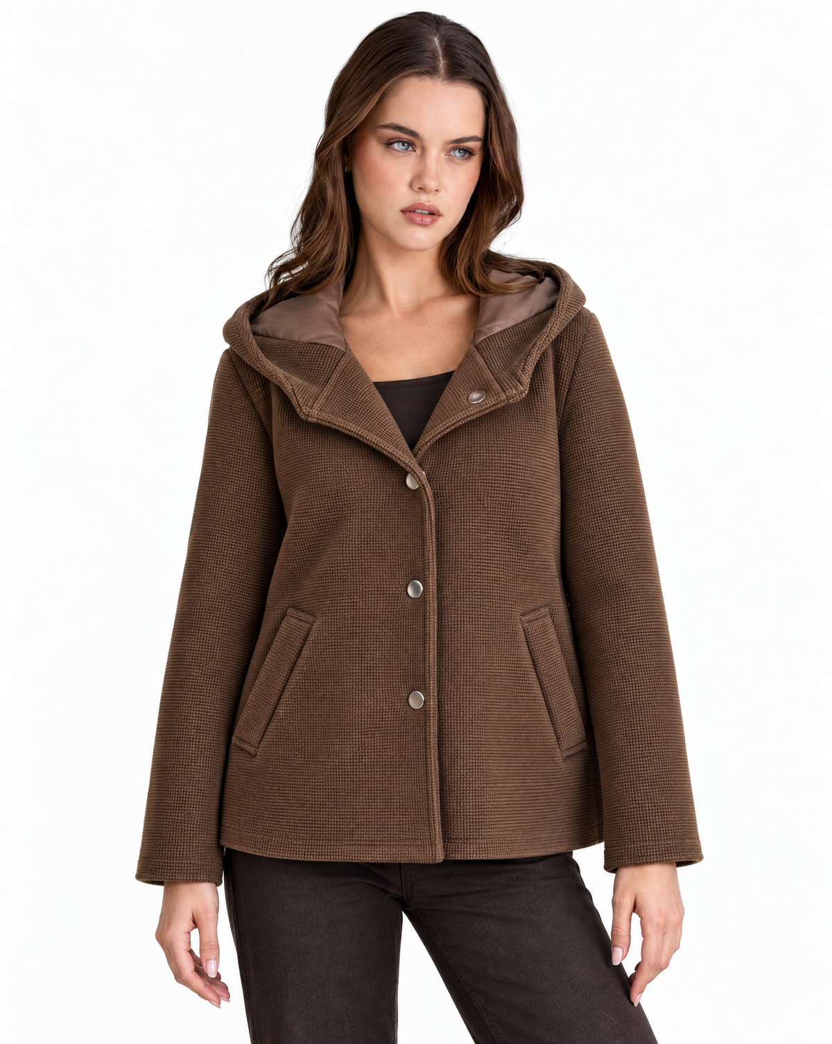 Giacca donna marrone con cappuccio e retro trapuntato indossata da Polly 2 – vista frontale