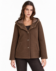 Giacca donna marrone con cappuccio e retro trapuntato indossata da Polly 2 – vista frontale