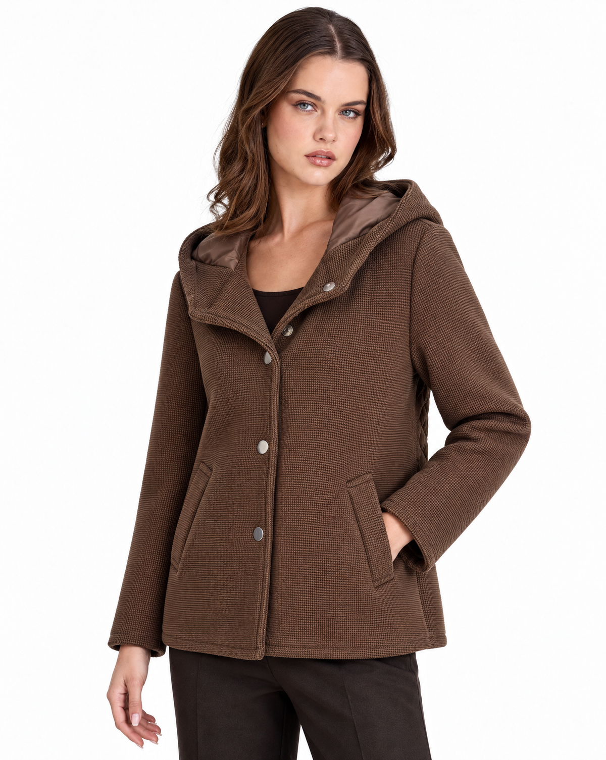 Giacca donna marrone con cappuccio e retro trapuntato indossata da Polly 2 – vista tre quarti