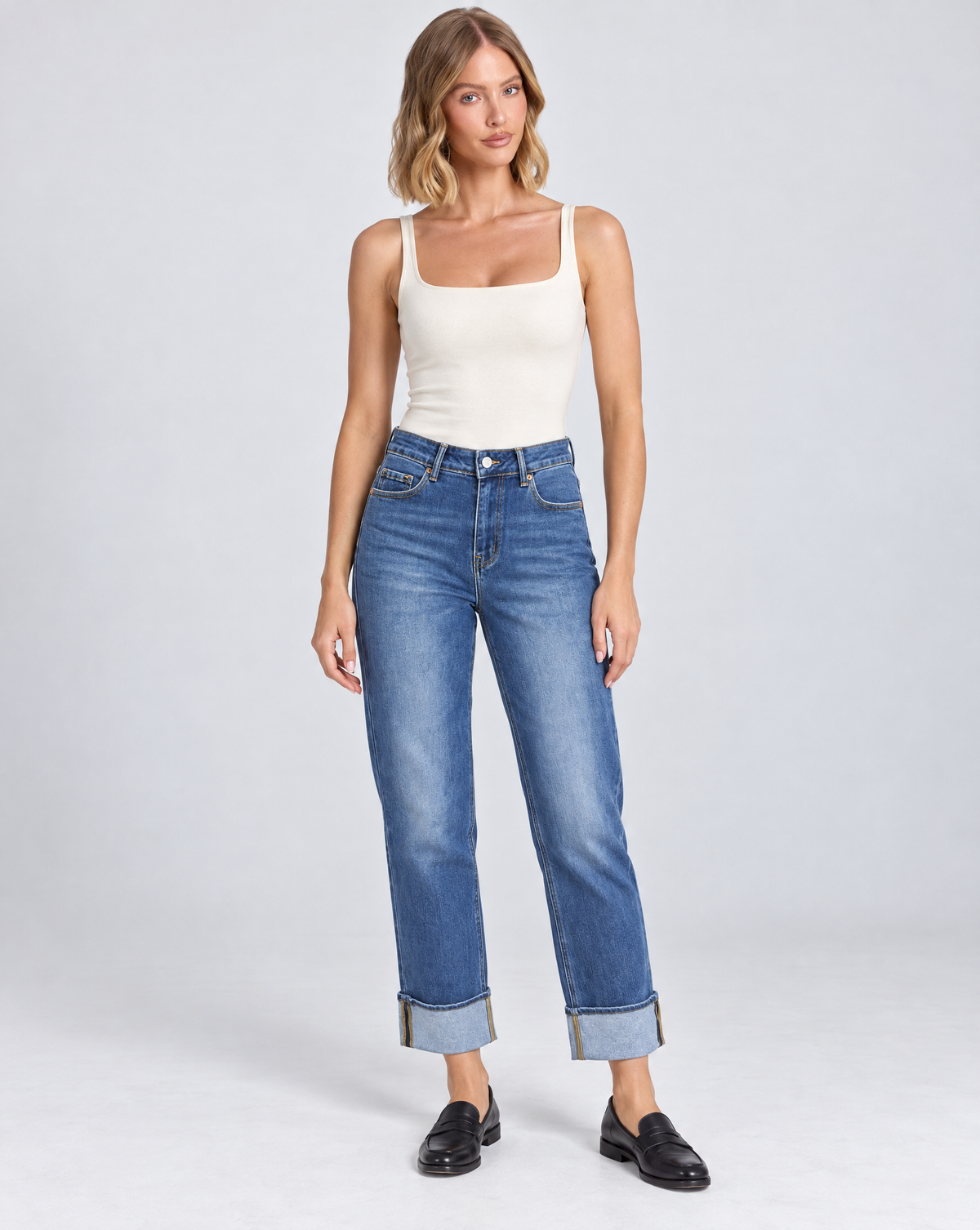 Jeans N25 2665 blu denim con risvolto indossati da Polly 5 – vista frontale
