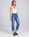 Jeans N25 2665 blu denim con risvolto indossati da Polly 5 – vista a tre quarti