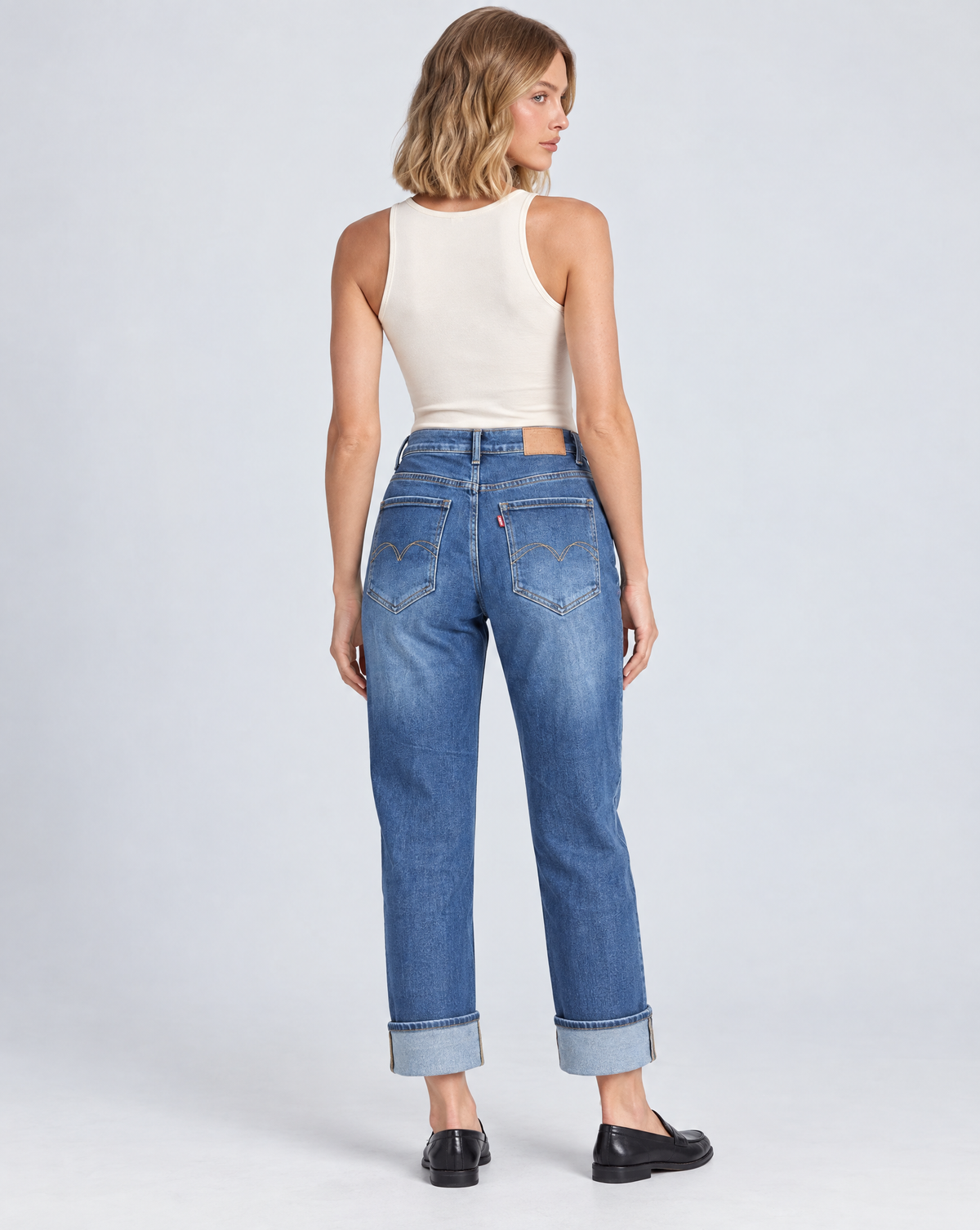 Jeans N25 2665 blu denim con risvolto indossati da Polly 5 – vista posteriore