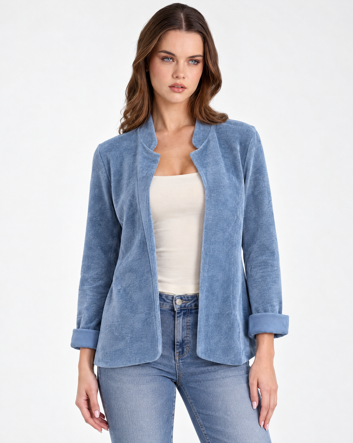 Cardigan donna azzurro aperto con collo sagomato indossato da Polly 2 – vista frontale