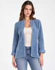 Cardigan donna azzurro aperto con collo sagomato indossato da Polly 2 – vista frontale