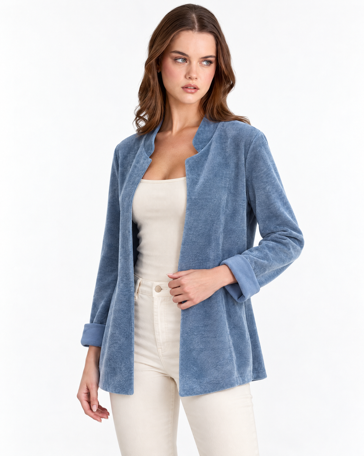 Cardigan donna azzurro aperto con collo sagomato indossato da Polly 2 – vista di tre quarti