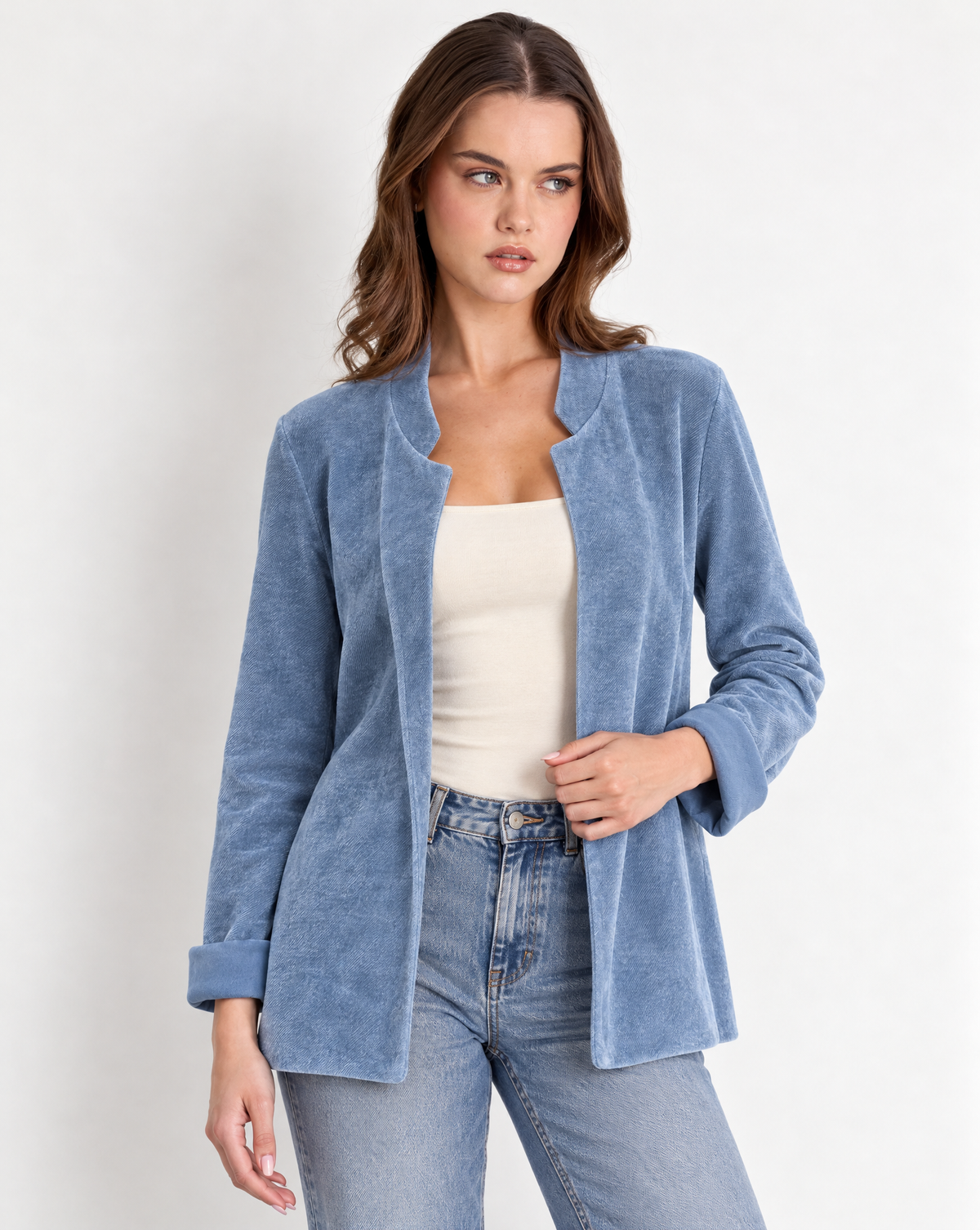 Cardigan donna azzurro aperto con collo sagomato indossato da Polly 2 – primo piano della parte superiore