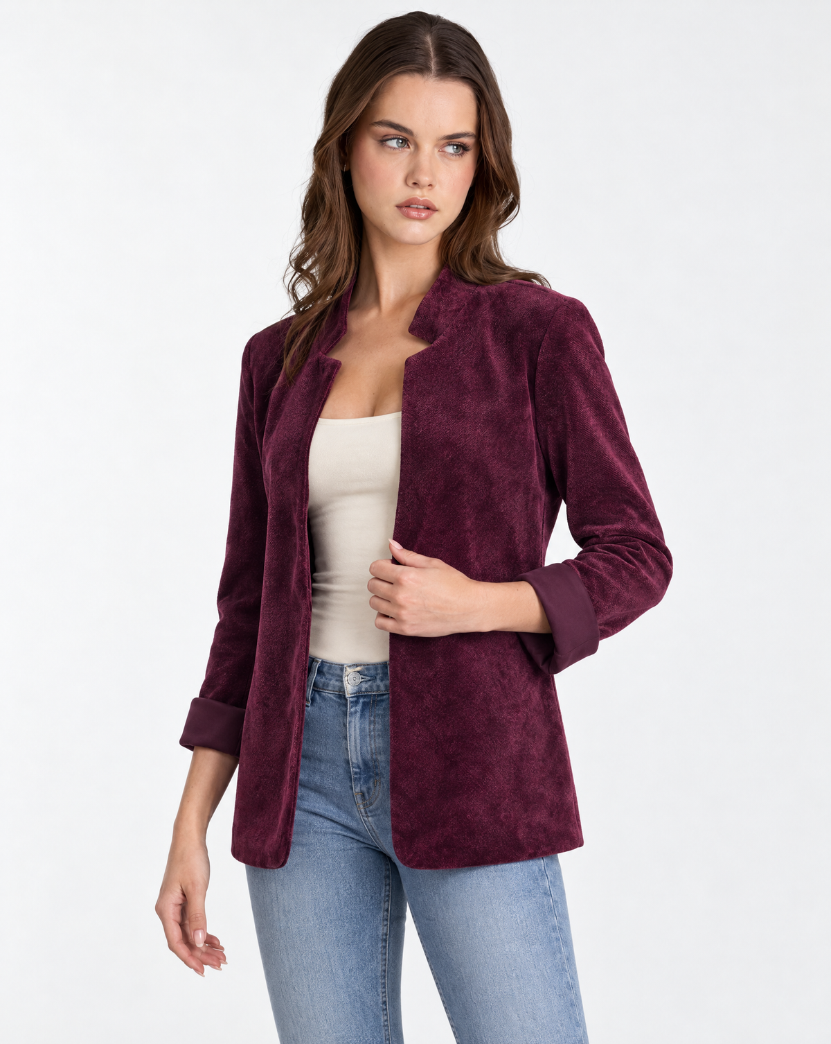Cardigan donna bordeaux aperto con collo sagomato indossato da Polly 2 – vista di tre quarti