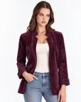Cardigan donna bordeaux aperto con collo sagomato indossato da Polly 2 – primo piano della parte superiore