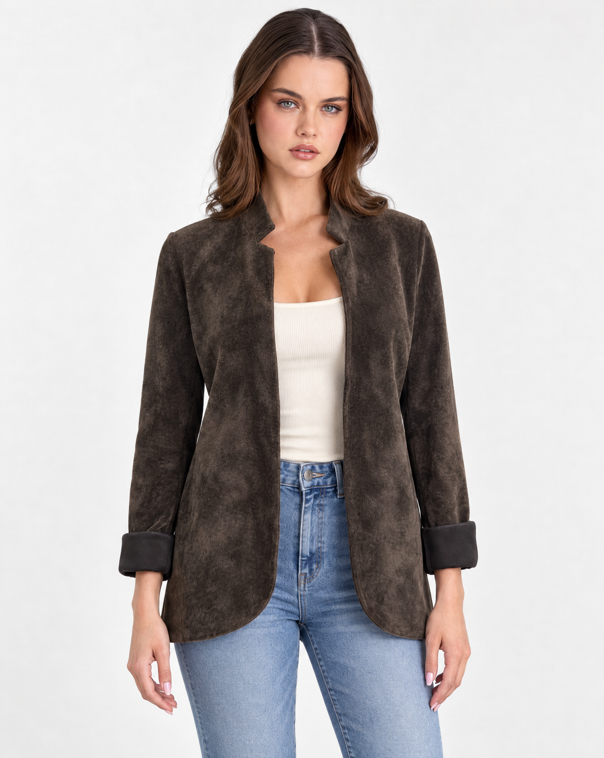 Cardigan donna marrone aperto con collo sagomato indossato da Polly 2 – vista frontale