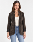 Cardigan donna marrone aperto con collo sagomato indossato da Polly 2 – vista frontale