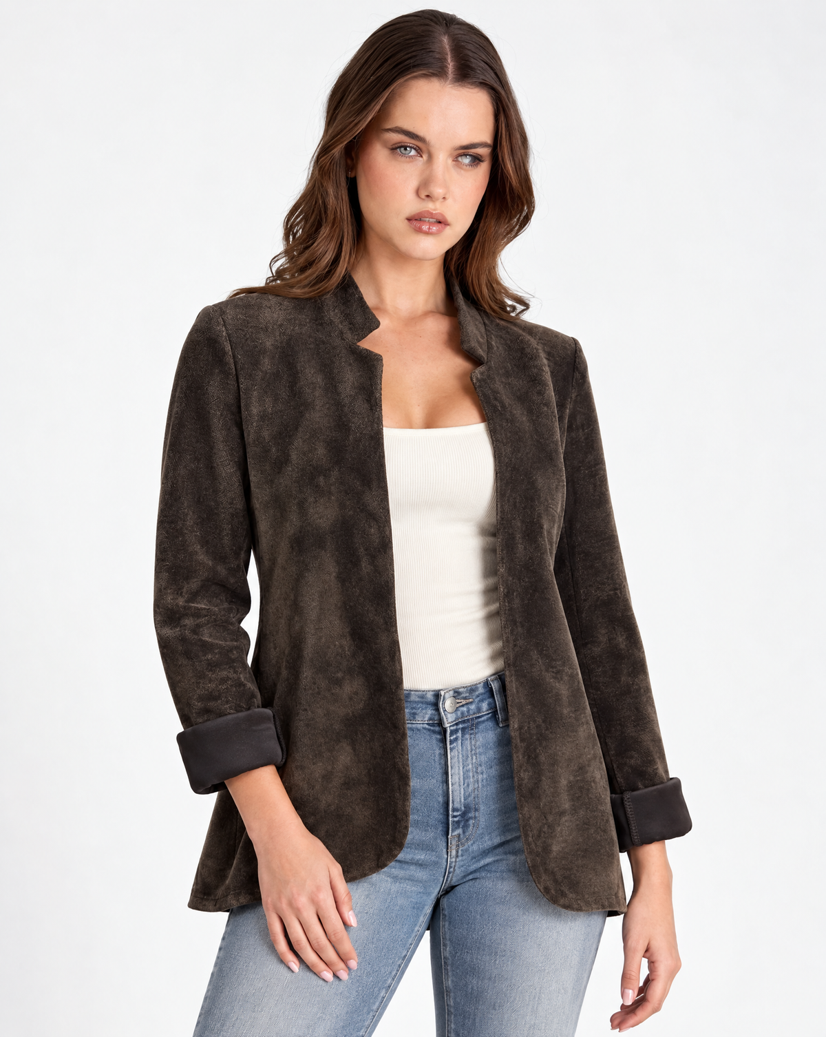 Cardigan donna marrone aperto con collo sagomato indossato da Polly 2 – primo piano della parte superiore
