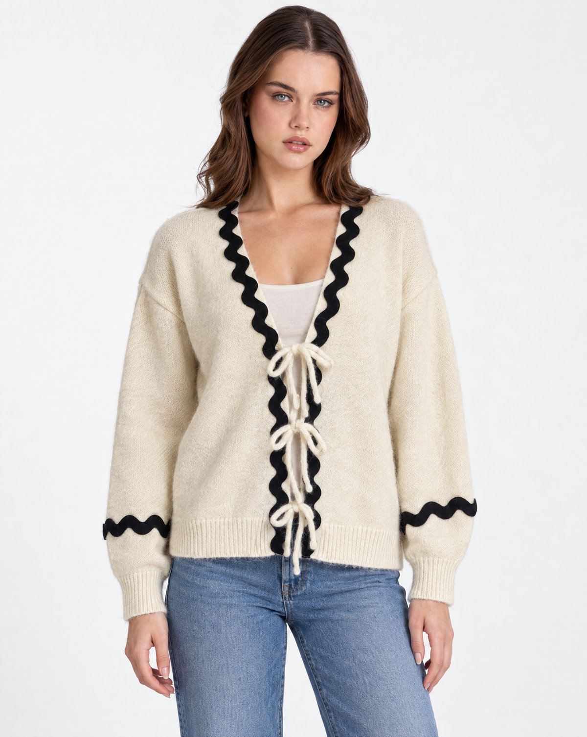 Cardigan donna con fiocchi e bordi ondulati Bianco, Polly 2 — vista frontale