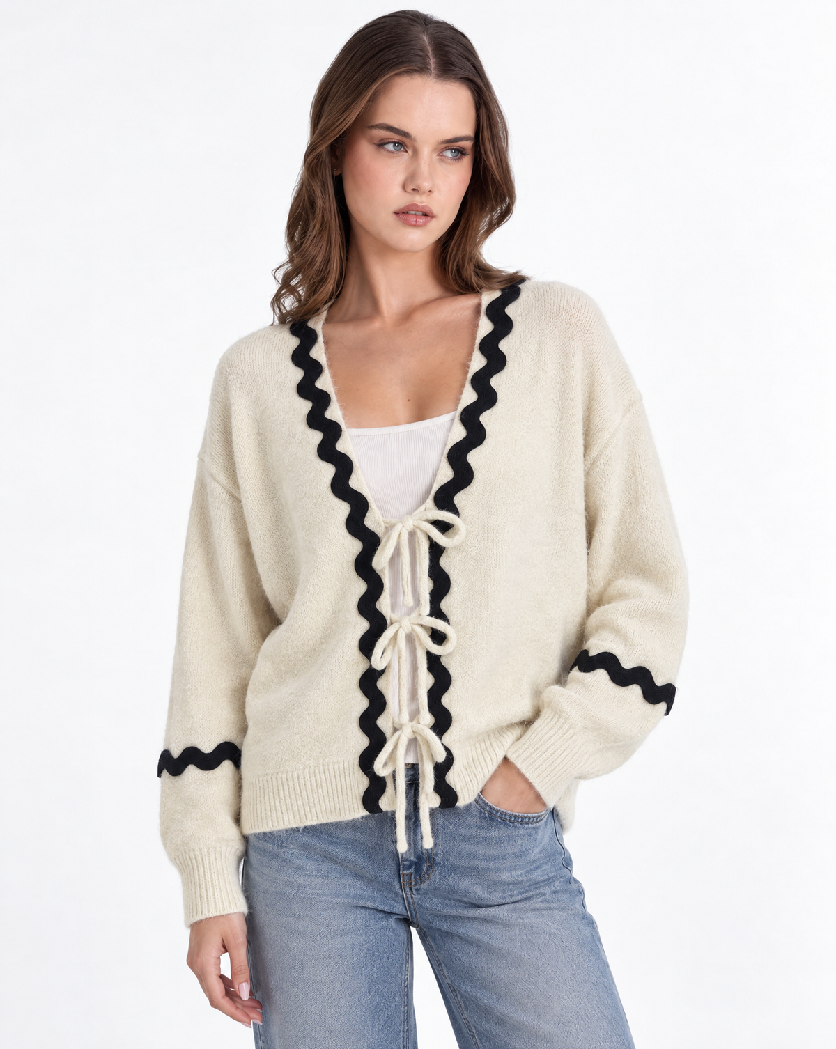 Cardigan donna con fiocchi e bordi ondulati Bianco, Polly 2 — vista a tre quarti