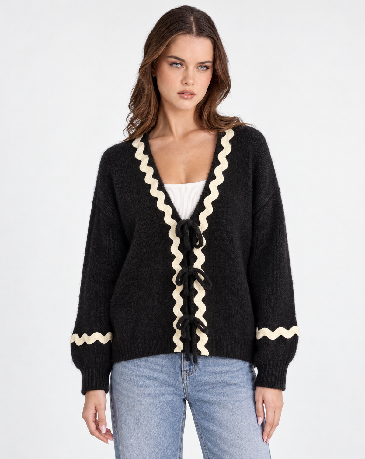 Cardigan donna con fiocchi e bordi ondulati Nero, Polly 2 — vista frontale