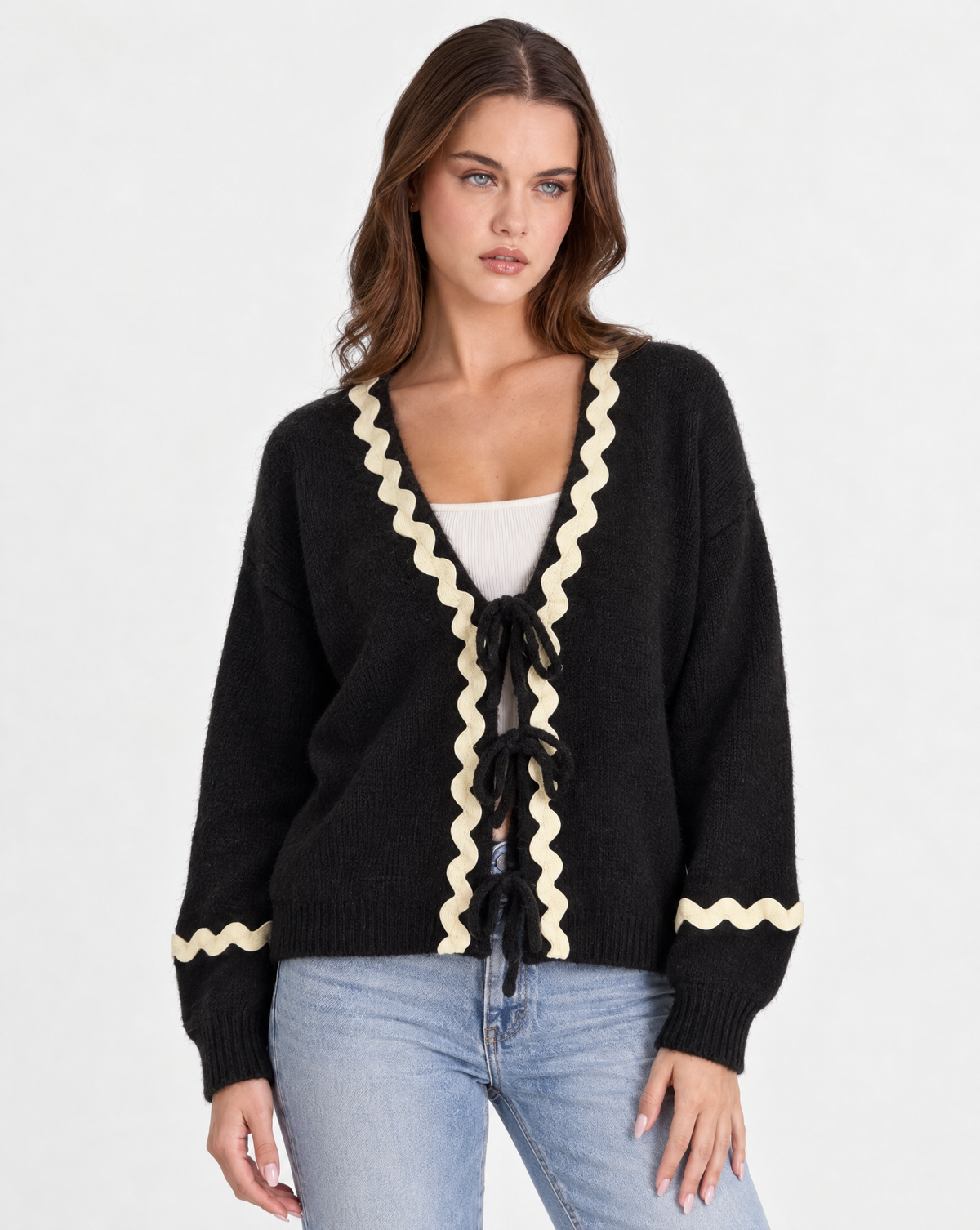 Cardigan donna con fiocchi e bordi ondulati Nero, Polly 2 — vista a tre quarti