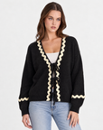 Cardigan donna con fiocchi e bordi ondulati Nero, Polly 2 — vista a tre quarti