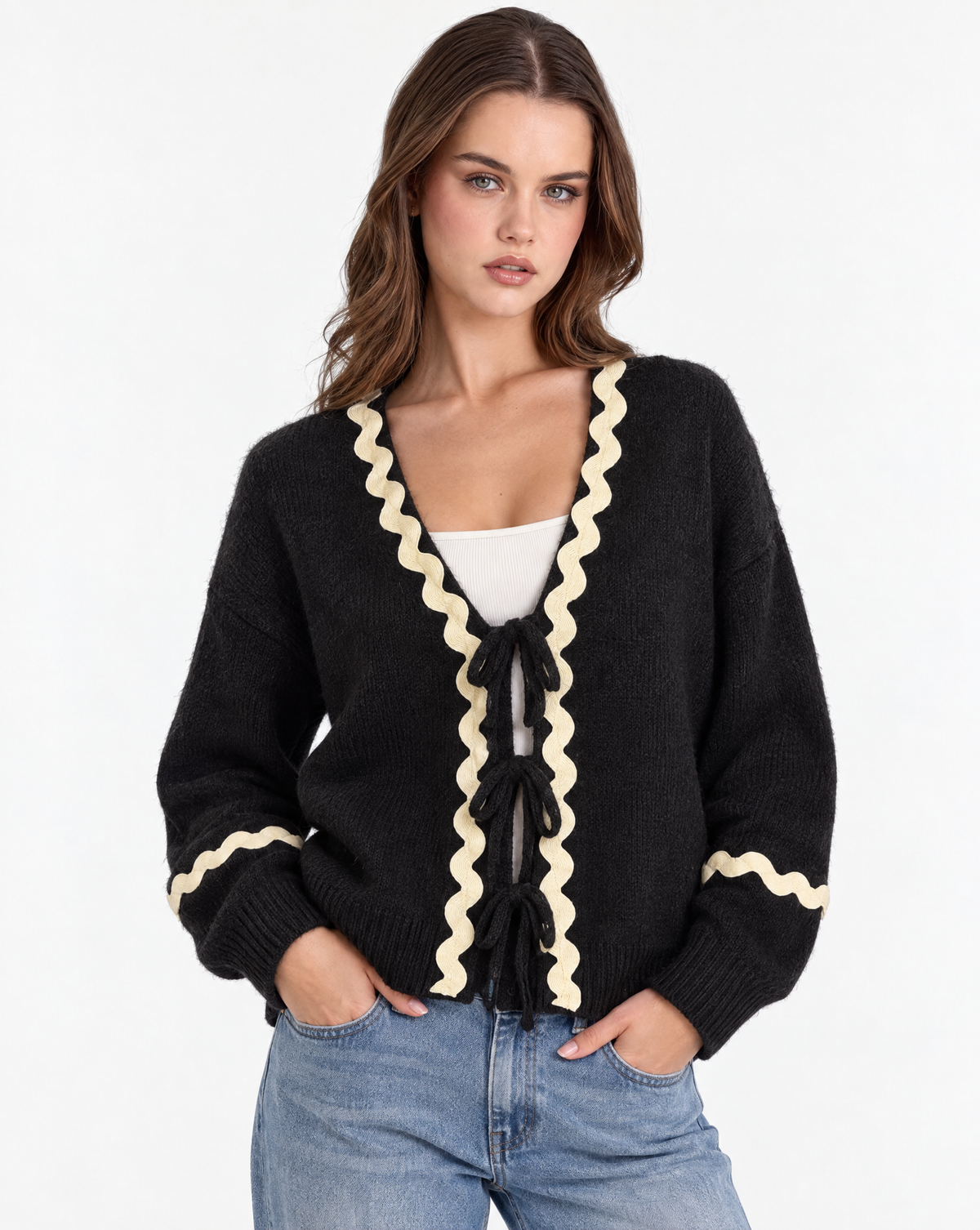 Cardigan donna con fiocchi e bordi ondulati Nero, Polly 2 — dettaglio parte superiore