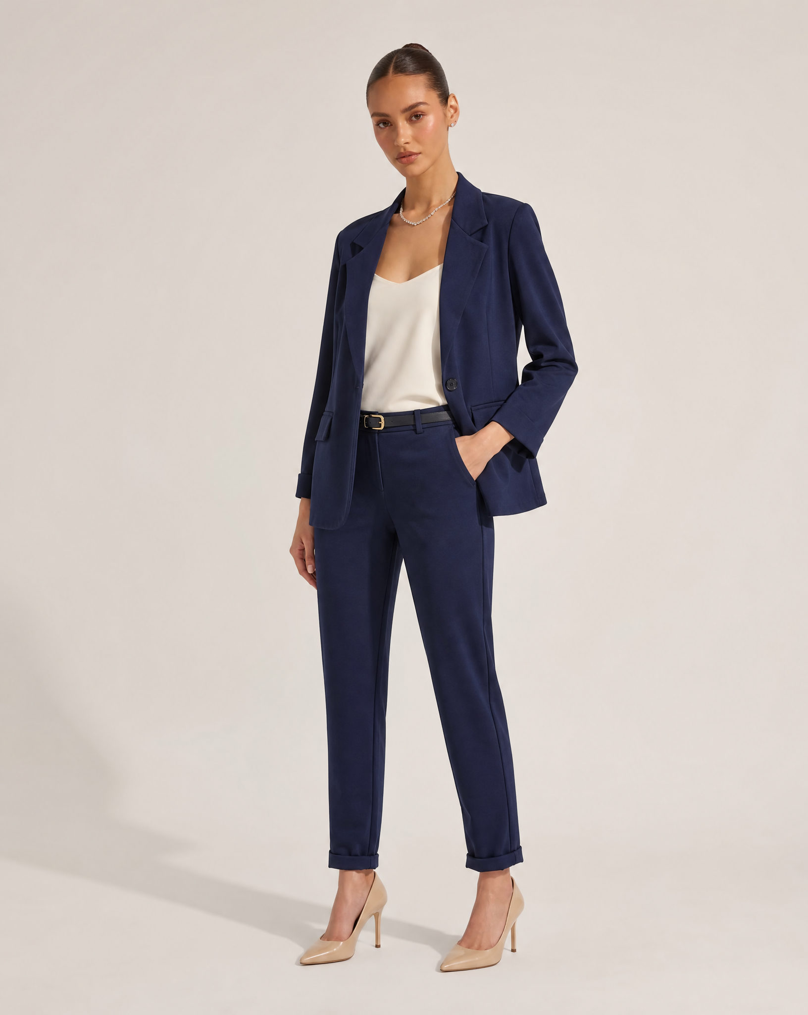 Blazer n4 6062 blu indossato da Polly 6 con pantalone coordinato