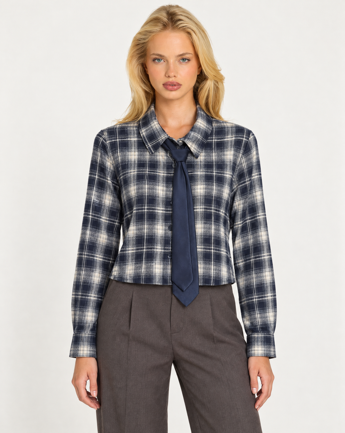Camicia donna a quadri con cravatta blu indossata da Polly 7, vista frontale