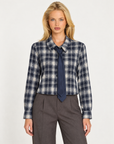 Camicia donna a quadri con cravatta blu indossata da Polly 7, vista frontale