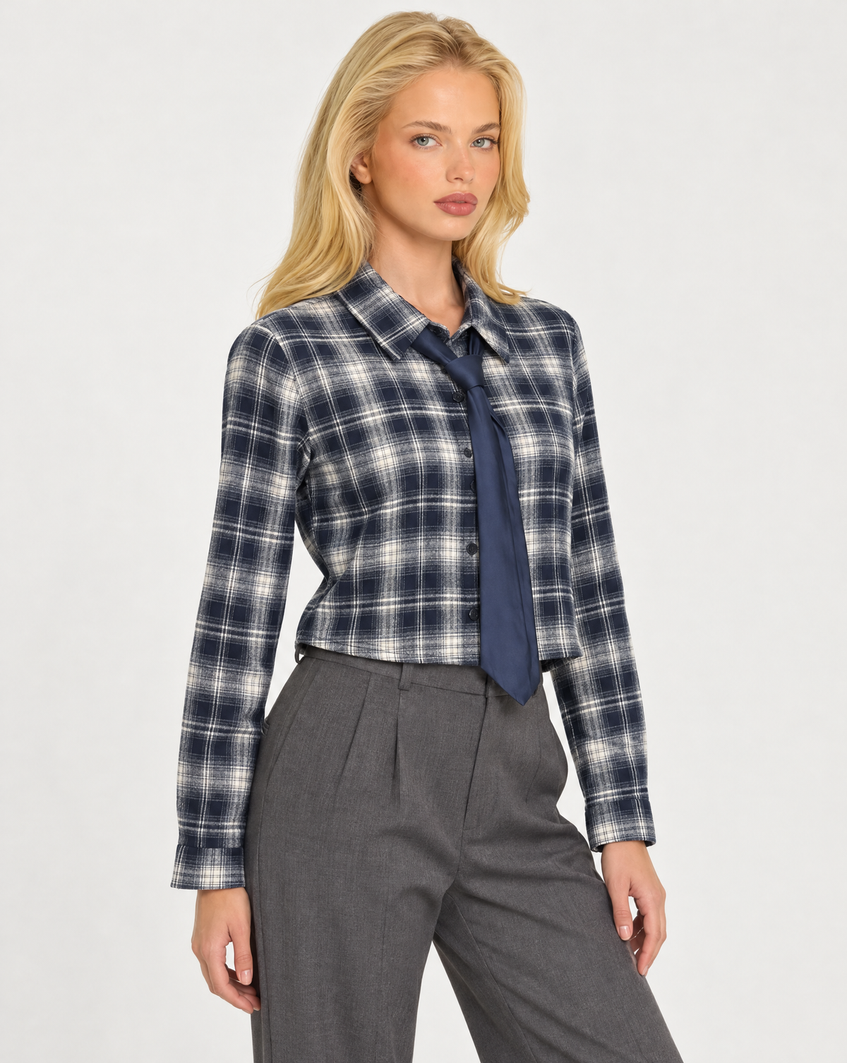 Camicia donna a quadri con cravatta blu indossata da Polly 7, dettaglio a tre quarti