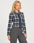 Camicia donna a quadri con cravatta blu indossata da Polly 7, dettaglio a tre quarti