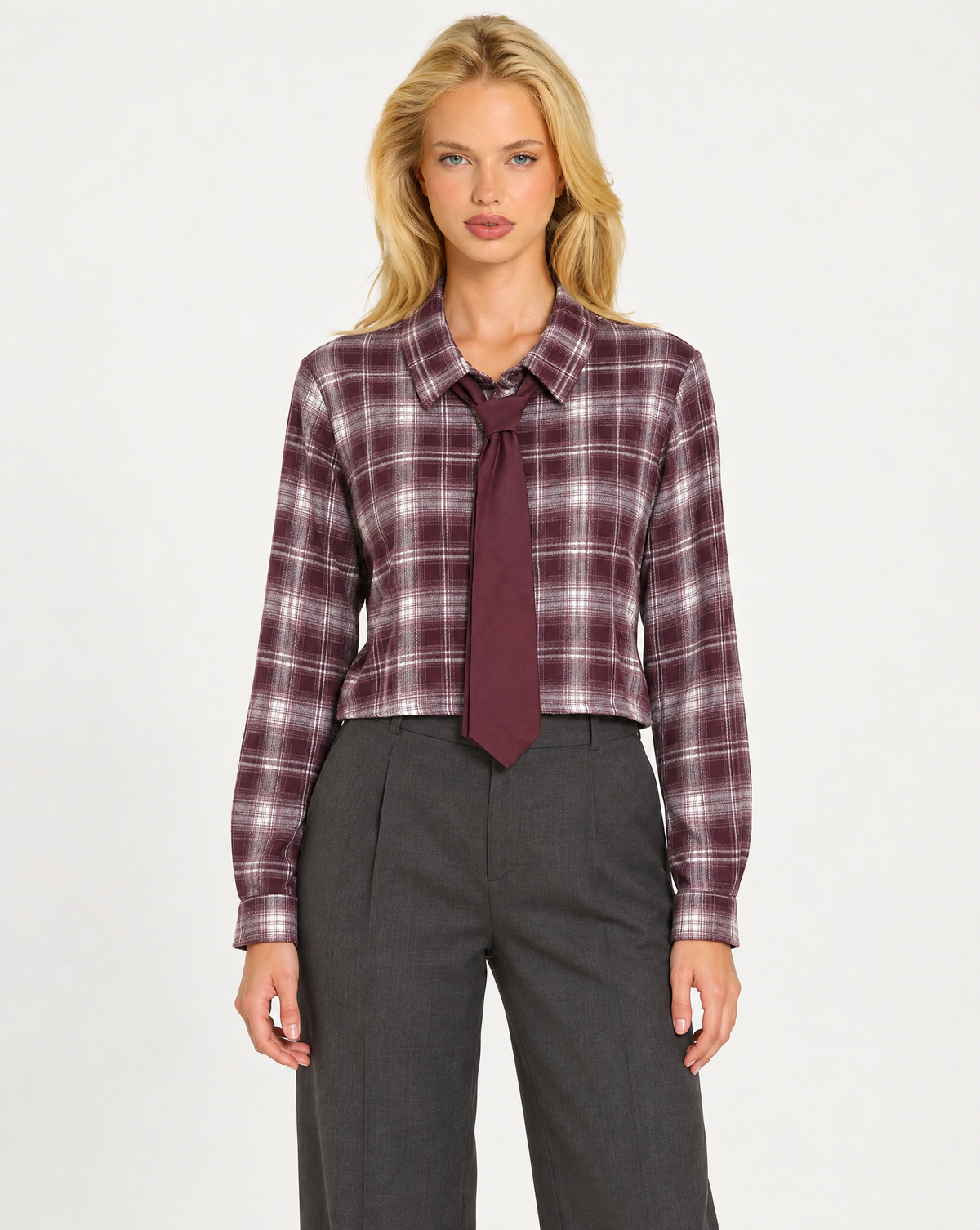 Camicia donna a quadri con cravatta bordeaux indossata da Polly 7, vista frontale