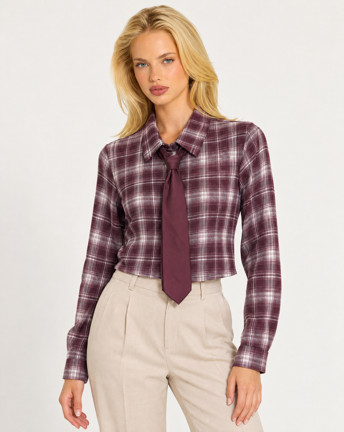 Camicia donna a quadri con cravatta bordeaux indossata da Polly 7, dettaglio a tre quarti