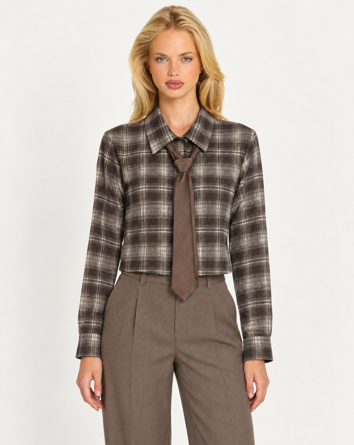 Camicia donna a quadri con cravatta marrone indossata da Polly 7, vista frontale