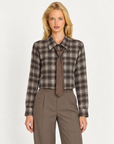 Camicia donna a quadri con cravatta marrone indossata da Polly 7, vista frontale